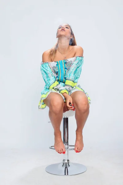 Mooi Brunette Vrouwelijk Model Poseren Studio Roken Van Een Elektrische — Stockfoto