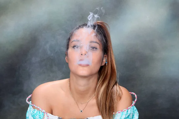 Hermosa Morena Modelo Femenina Posando Estudio Fumando Cigarro Eléctrico Sobre — Foto de Stock