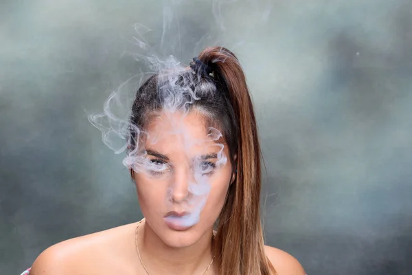 Linda Modelo Feminina Morena Posando Estúdio Fumando Charuto Elétrico Fundo — Fotografia de Stock