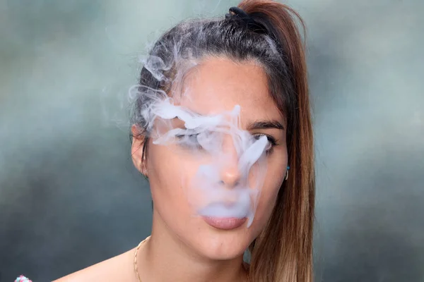 Hermosa Morena Modelo Femenina Posando Estudio Fumando Cigarro Eléctrico Sobre — Foto de Stock