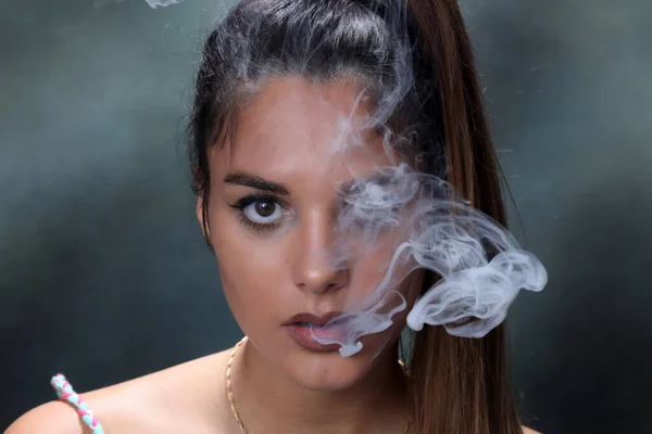 Bella Bruna Modello Femminile Posa Studio Fumare Sigaro Elettrico Sfondo — Foto Stock