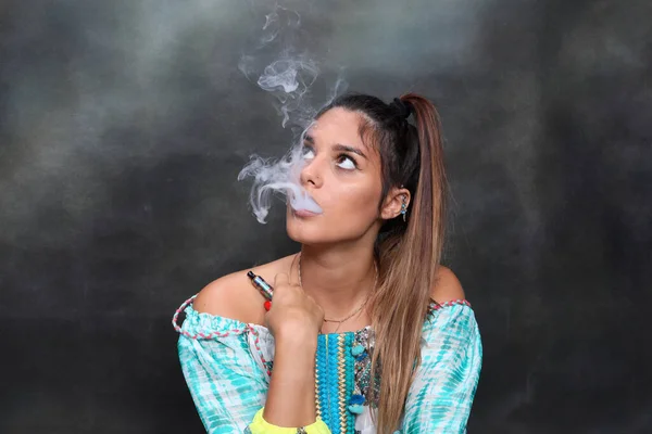 Schöne Brünette Weibliche Modell Posiert Studio Und Raucht Eine Elektrische — Stockfoto