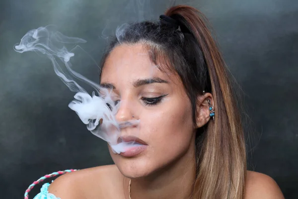 Hermosa Morena Modelo Femenina Posando Estudio Fumando Cigarro Eléctrico Sobre — Foto de Stock