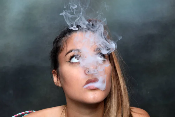 Hermosa Morena Modelo Femenina Posando Estudio Fumando Cigarro Eléctrico Sobre — Foto de Stock