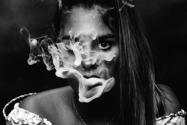 Frumos Bruneta Model Sex Feminin Pozând Studio Fumând Trabuc Electric — Fotografie, imagine de stoc