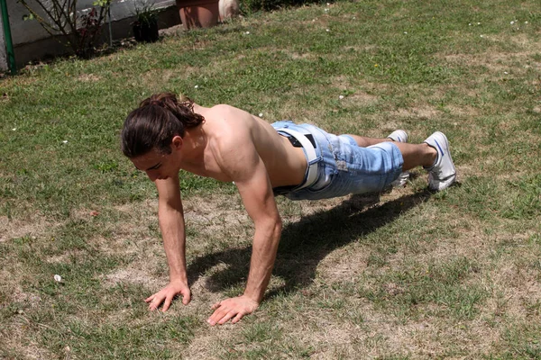 Yakışıklı Beyaz Bir Adam Doğada Spor Yapıyor Jimnastik Sağlıklı Yaşam — Stok fotoğraf