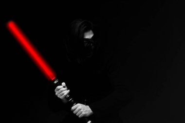 Stüdyoda maske takan genç bir erkek model. Fantezi, Cadılar Bayramı, Bilim-Kurgu konsepti.