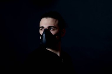 Stüdyoda maske takan genç bir erkek model. Fantezi, Cadılar Bayramı, Bilim-Kurgu konsepti.