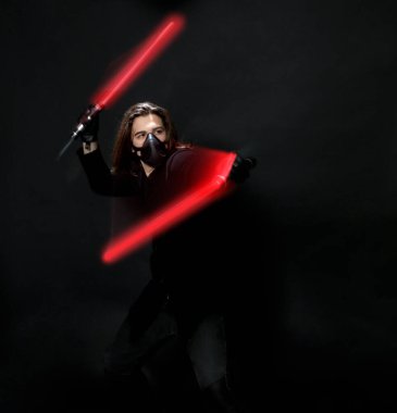 Stüdyoda maske takan genç bir erkek model. Fantezi, Cadılar Bayramı, Bilim-Kurgu konsepti.