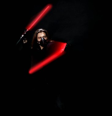 Stüdyoda maske takan genç bir erkek model. Fantezi, Cadılar Bayramı, Bilim-Kurgu konsepti.