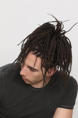 İzole edilmiş arka planda afro örgülü şık erkek model. Tarz, trendler, moda konsepti.