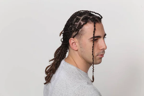 Atractivo Modelo Masculino Caucásico Con Trenzas Posando Estudio Sobre Fondo — Foto de Stock