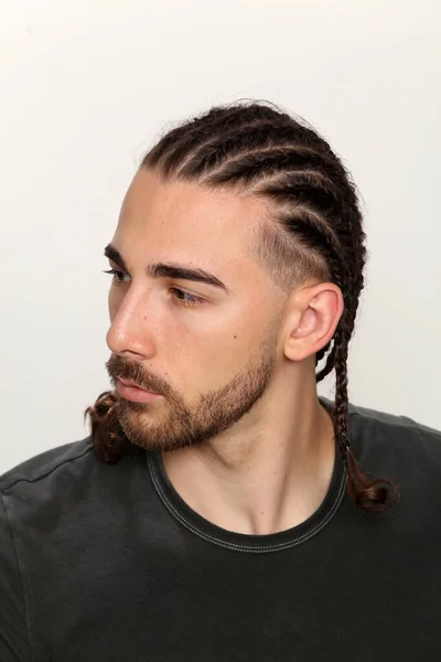 Modèle Masculin Caucasien Attrayant Avec Des Tresses Posant Studio Sur — Photo