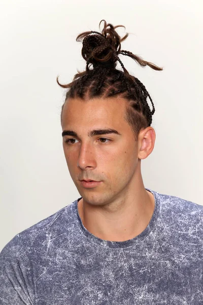 Atractivo Modelo Masculino Caucásico Con Trenzas Posando Estudio Sobre Fondo — Foto de Stock