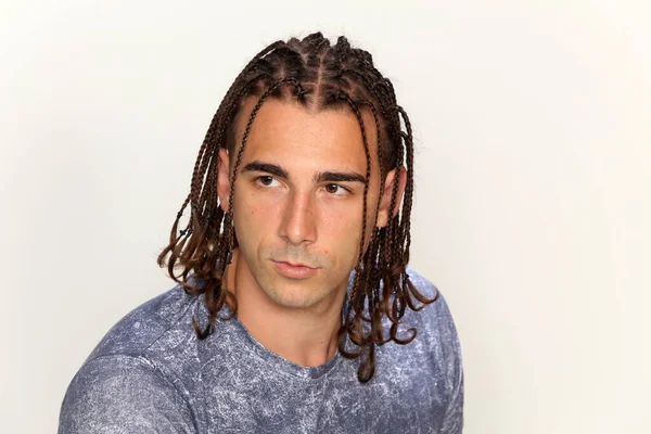 Atractivo Modelo Masculino Caucásico Con Trenzas Posando Estudio Sobre Fondo — Foto de Stock