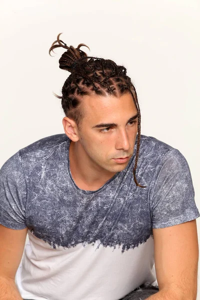 Atractivo Modelo Masculino Caucásico Con Trenzas Posando Estudio Sobre Fondo — Foto de Stock