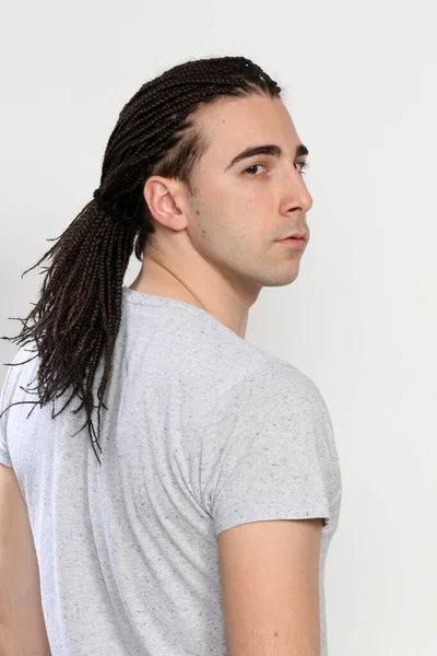 Elegante Modelo Masculino Con Trenzas Afro Posando Estudio Sobre Fondo — Foto de Stock