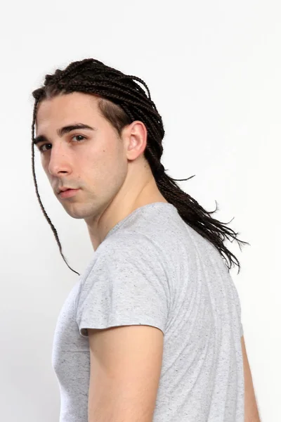 Elegante Modelo Masculino Con Trenzas Afro Posando Estudio Sobre Fondo — Foto de Stock