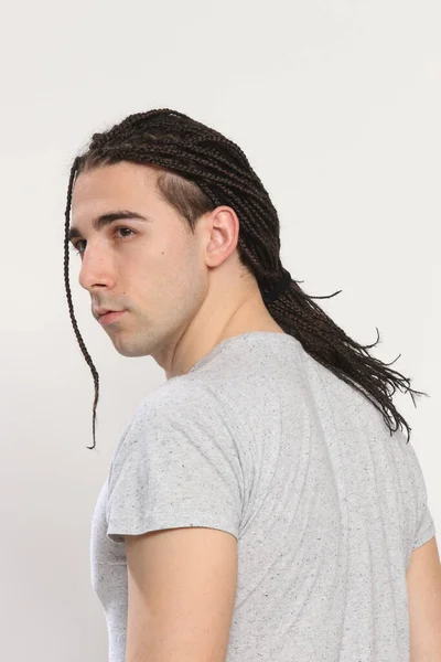 Elegante Modelo Masculino Con Trenzas Afro Posando Estudio Sobre Fondo — Foto de Stock