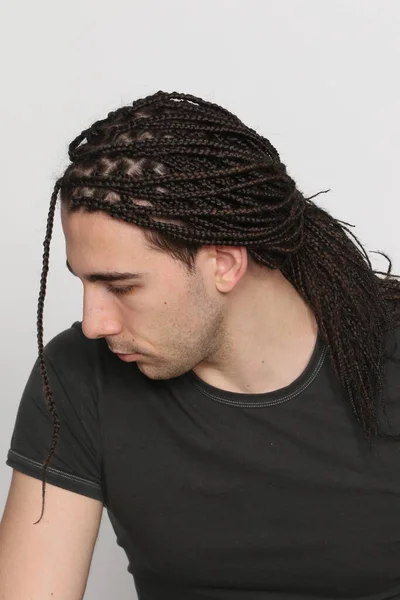 Elegante Modelo Masculino Con Trenzas Afro Posando Estudio Sobre Fondo — Foto de Stock