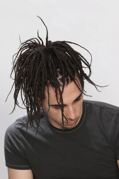 Elegante Modelo Masculino Con Trenzas Afro Posando Estudio Sobre Fondo —  Fotos de Stock