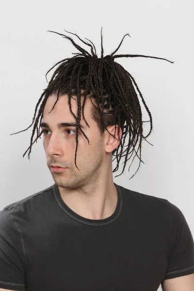 Elegante Modelo Masculino Con Trenzas Afro Posando Estudio Sobre Fondo — Foto de Stock