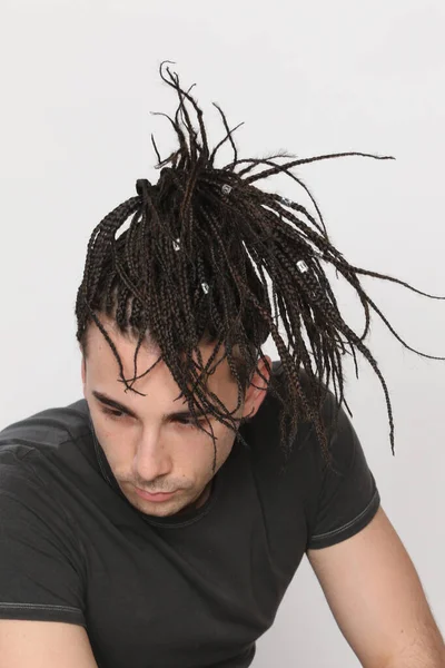 Modelo Masculino Elegante Com Tranças Afro Posando Estúdio Fundo Isolado — Fotografia de Stock