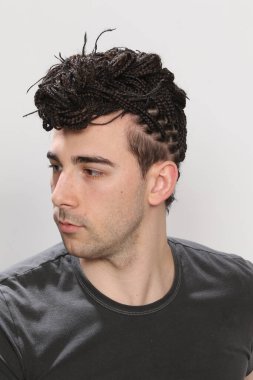 İzole edilmiş arka planda afro örgülü şık erkek model. Tarz, trendler, moda konsepti.