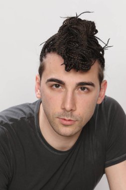 İzole edilmiş arka planda afro örgülü şık erkek model. Tarz, trendler, moda konsepti.