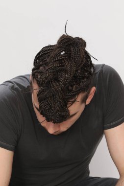 İzole edilmiş arka planda afro örgülü şık erkek model. Tarz, trendler, moda konsepti.