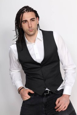 İzole edilmiş arka planda afro örgülü şık erkek model. Tarz, trendler, moda konsepti.