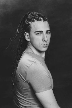 İzole edilmiş arka planda afro örgülü şık erkek model. Tarz, trendler, moda konsepti.