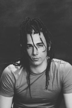 İzole edilmiş arka planda afro örgülü şık erkek model. Tarz, trendler, moda konsepti.