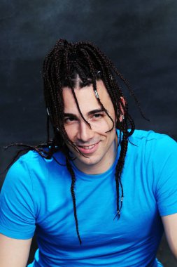 İzole edilmiş arka planda afro örgülü şık erkek model. Tarz, trendler, moda konsepti.