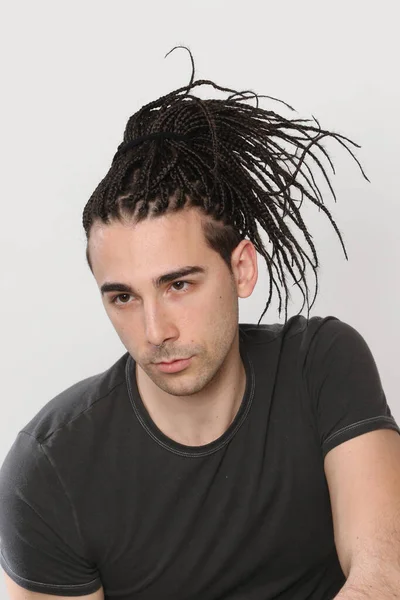 Elegante Modelo Masculino Con Trenzas Afro Posando Estudio Sobre Fondo — Foto de Stock