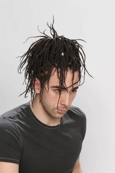 Modelo Masculino Elegante Com Tranças Afro Posando Estúdio Fundo Isolado — Fotografia de Stock