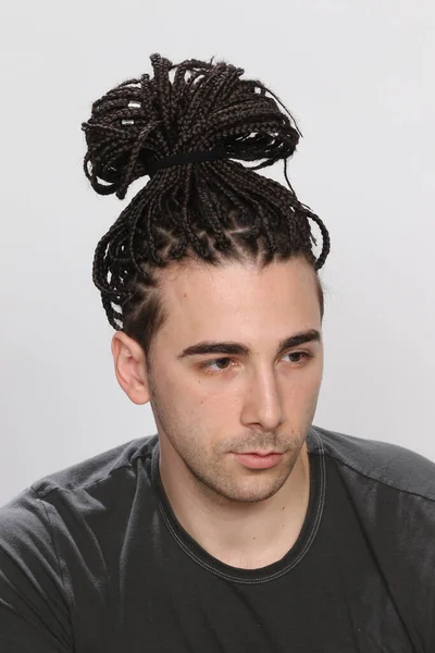 Elegante Modelo Masculino Con Trenzas Afro Posando Estudio Sobre Fondo — Foto de Stock