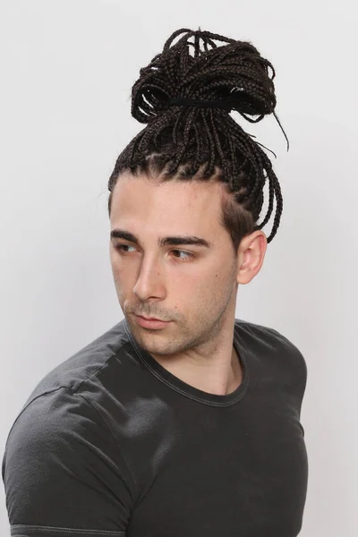 Elegante Modelo Masculino Con Trenzas Afro Posando Estudio Sobre Fondo — Foto de Stock