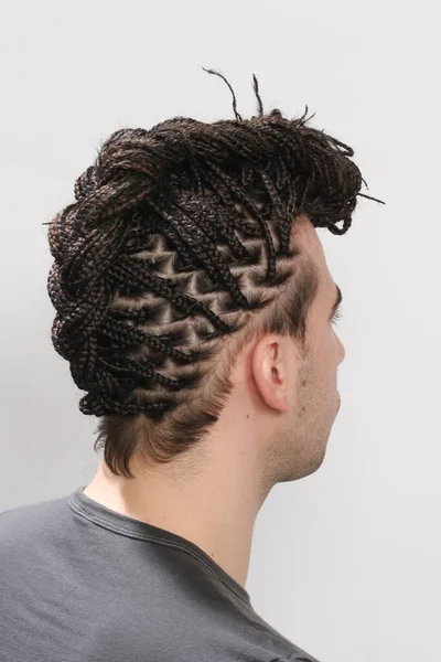 İzole edilmiş arka planda afro örgülü şık erkek model. Tarz, trendler, moda konsepti.