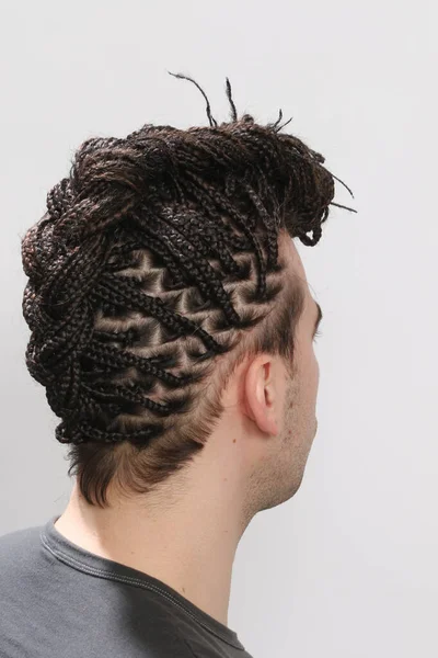 Modelo Masculino Elegante Com Tranças Afro Posando Estúdio Fundo Isolado — Fotografia de Stock