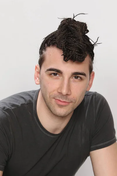 Elegante Modelo Masculino Con Trenzas Afro Posando Estudio Sobre Fondo — Foto de Stock