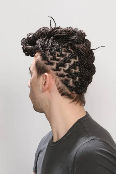 Modelo Masculino Elegante Com Tranças Afro Posando Estúdio Fundo Isolado — Fotografia de Stock