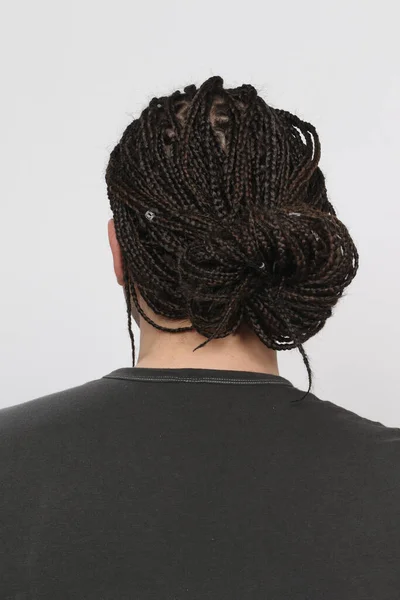 Snygg Manlig Modell Med Afro Flätor Poserar Studio Isolerad Bakgrund — Stockfoto