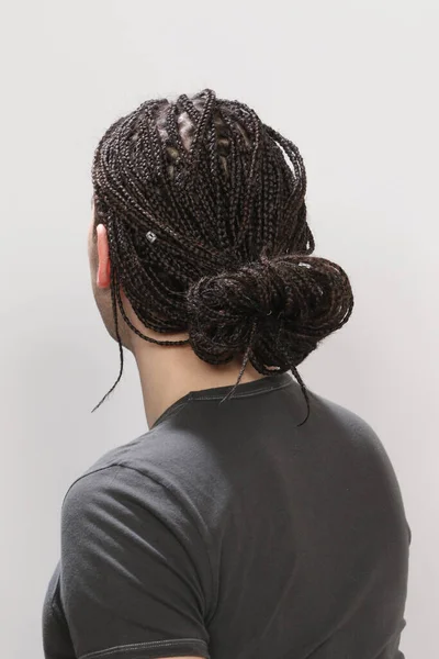 Elegante Modelo Masculino Con Trenzas Afro Posando Estudio Sobre Fondo — Foto de Stock