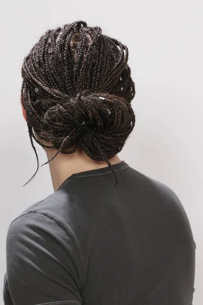 Snygg Manlig Modell Med Afro Flätor Poserar Studio Isolerad Bakgrund — Stockfoto