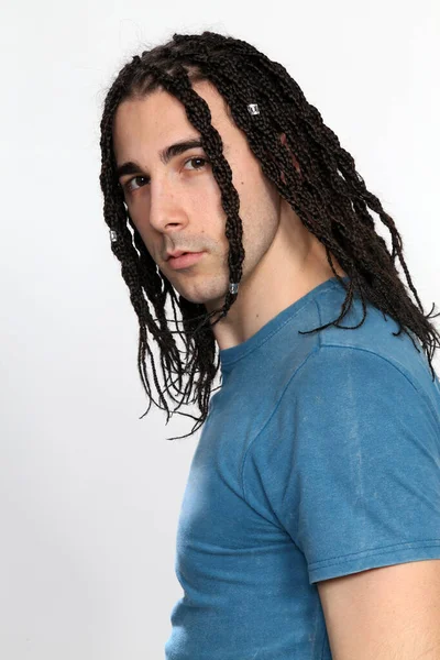 Elegante Modelo Masculino Con Trenzas Afro Posando Estudio Sobre Fondo — Foto de Stock