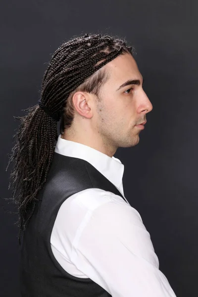 Elegante Modelo Masculino Con Trenzas Afro Posando Estudio Sobre Fondo — Foto de Stock