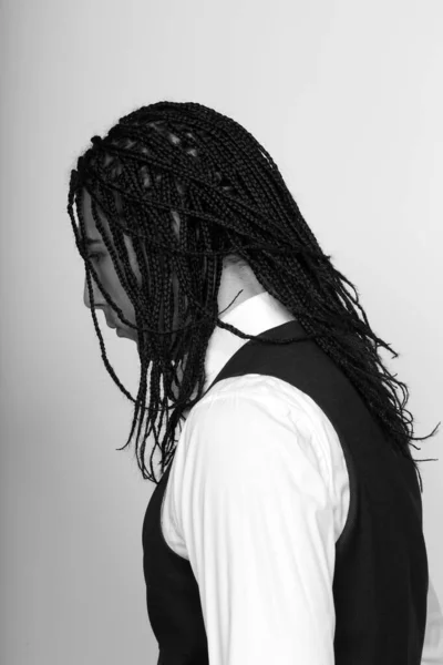 Stylisches Männliches Model Mit Afro Zöpfen Posiert Studio Auf Isoliertem — Stockfoto