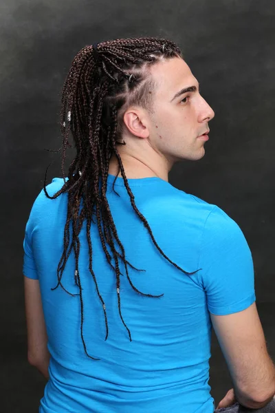 Elegante Modelo Masculino Con Trenzas Afro Posando Estudio Sobre Fondo — Foto de Stock