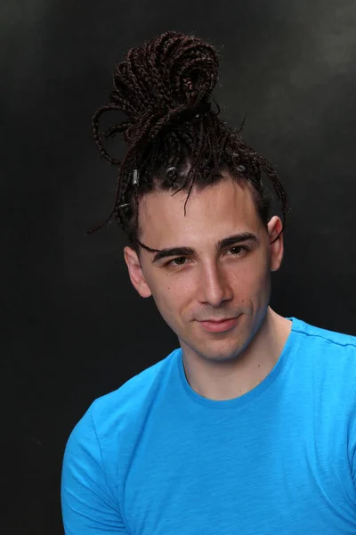 Elegante Modelo Masculino Con Trenzas Afro Posando Estudio Sobre Fondo — Foto de Stock